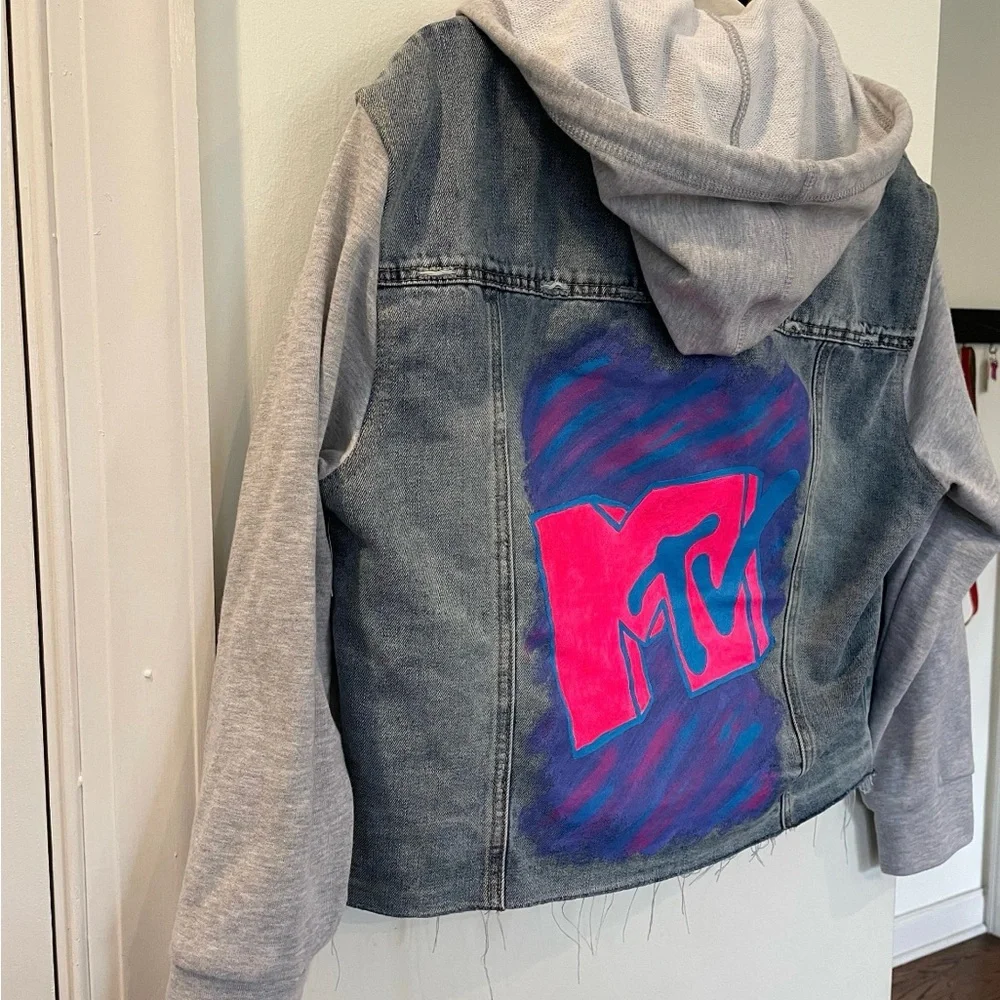 Hand painted jean jacket with MTV logo (90s vibes) - Picture 3 of 8